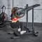 De schuine voetplaat van de ATX Squat Machine SQM-600 zorgt voor een optimale staande positionering