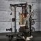 Lat pulldowns met de kabels van de ATX Multi Gym GMX-2000 en een bankje